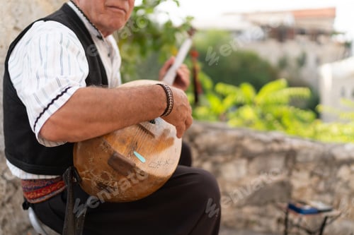 Preview: Man playing the traditional saz