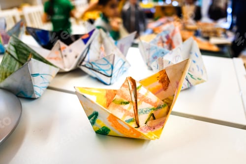 Preview: Homemade paper boats decorated with colors for children a day of crafts.