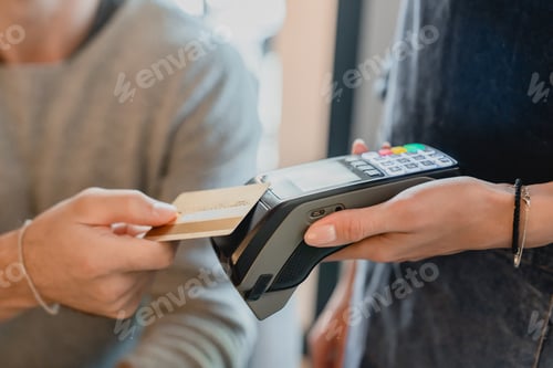 Visualização: Selective focuse shot of swiping machine with credit card