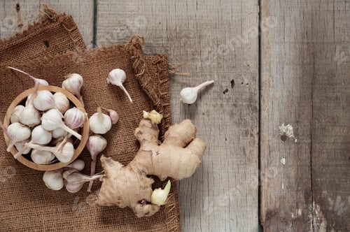 Preview: Ginger and garlic on wooden