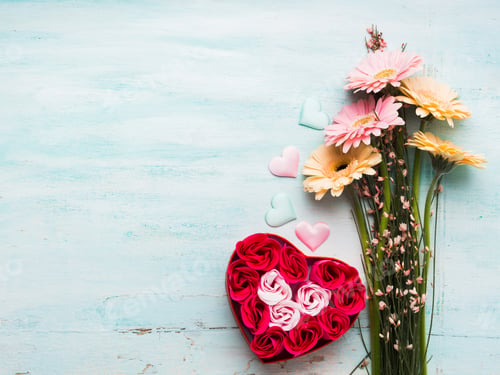 Preview: Beautiful flowers and hearts on pastel green