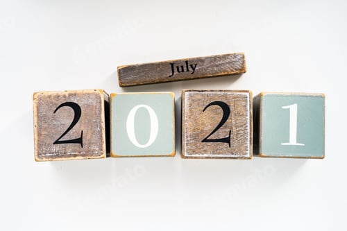 Visualização: Cubos de bloco de madeira de números isolados no fundo branco. Conceito de design abstrato de ano novo de julho de 2021