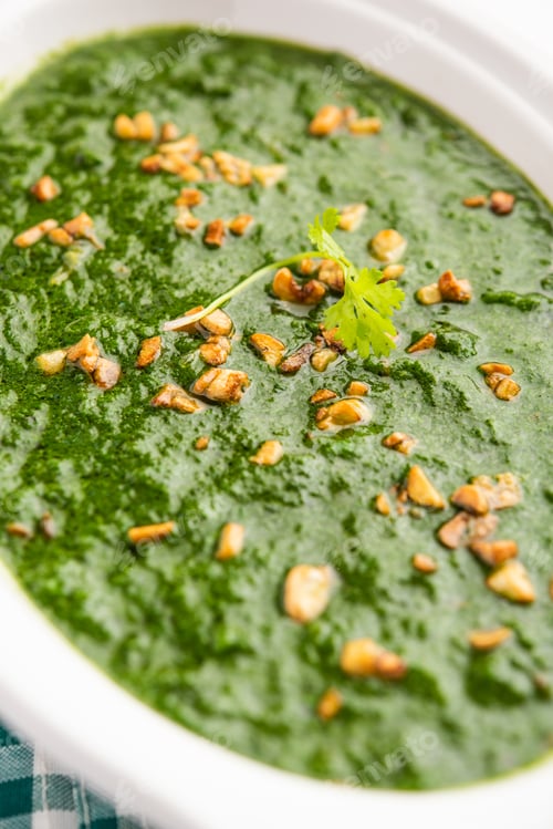 Preview: lasooni palak recipe or dhaba style garlic spinach curry, Indian main course served with naan