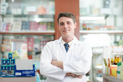 Preview: Portrait of pharmacist working in drugstore.