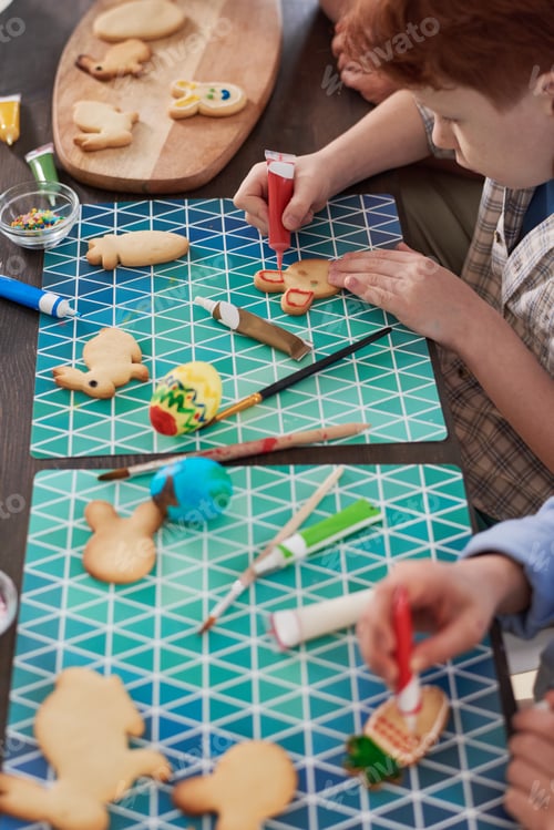 Preview: Kids decorating Easter cookies