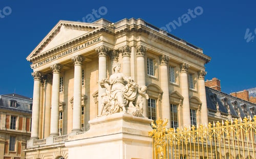 Preview: Statue and palace facade with columns in Versailles