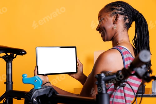 Preview: Black woman grasping digital tablet