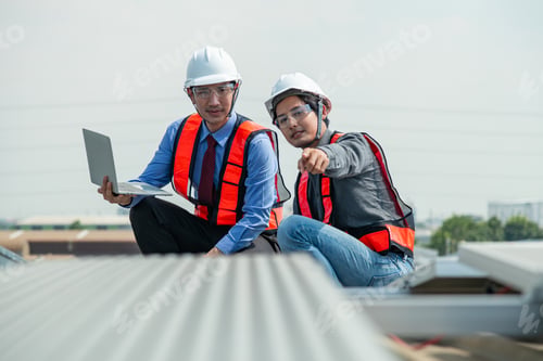 Preview: Engineers and technicians wearing full harnesses and helmets Solar panels, survey the job site