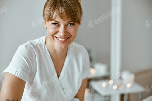 Vista previa: specialist is doing relaxing body massage for beautiful caucasian lady at minimalistic spa salon
