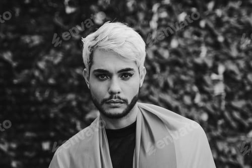 Preview: Drag queen portrait looking at camera outdoors in the city - Lgbt concept - Black and white edition