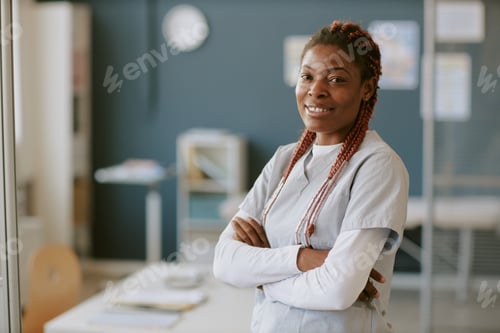 Preview: Smiling Woman Health Professional in Gray Uniform