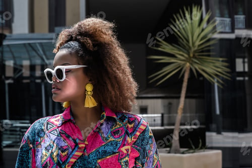 Preview: Fashionable black woman in colorful outfit
