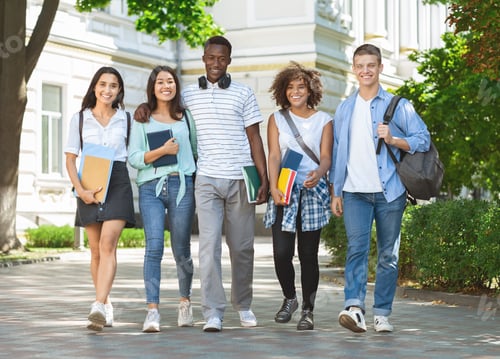 Visualização: Amigos felizes da faculdade andando no campus e sorrindo para a câmera