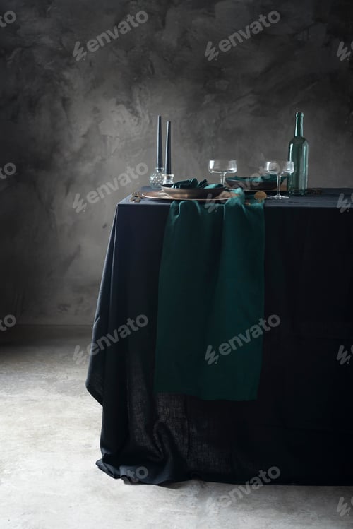 Preview: Table style decoration with dark linen tablecloth