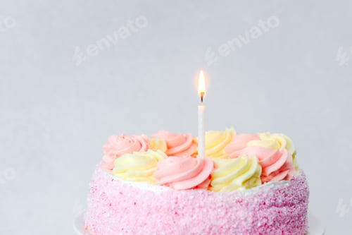 Visualização: Bolo de aniversário festivo com velas celebra uma ocasião especial