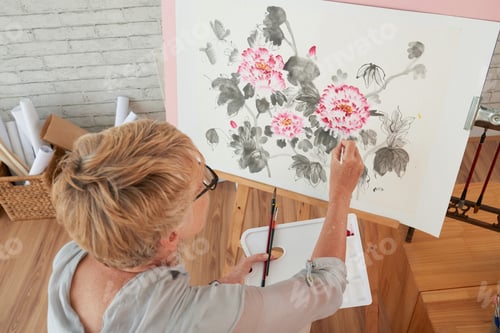 Preview: Painting woman