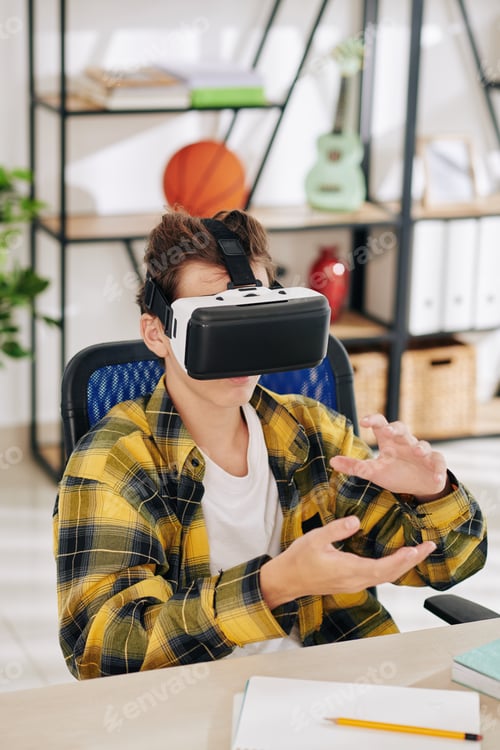 Preview: Teenage boy in vr headset