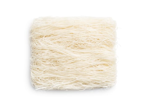 Vista previa: Tallarines de arroz blanco sin cocer.