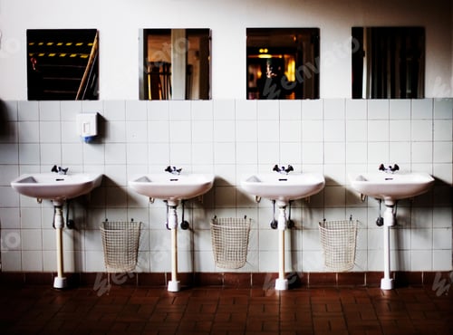 Visualização: Pias no banheiro público