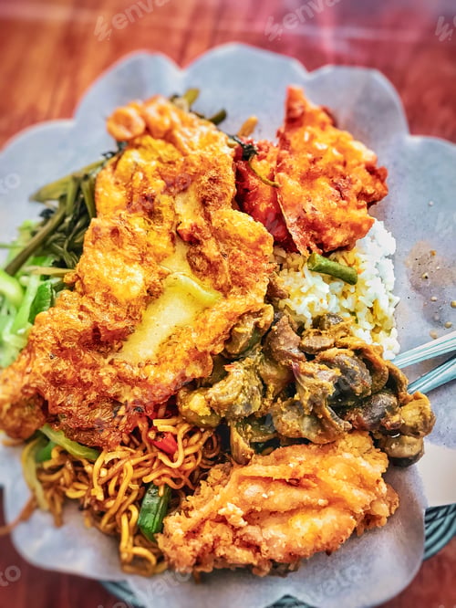 Preview: Mixed noodle with fried chicken and vegetables