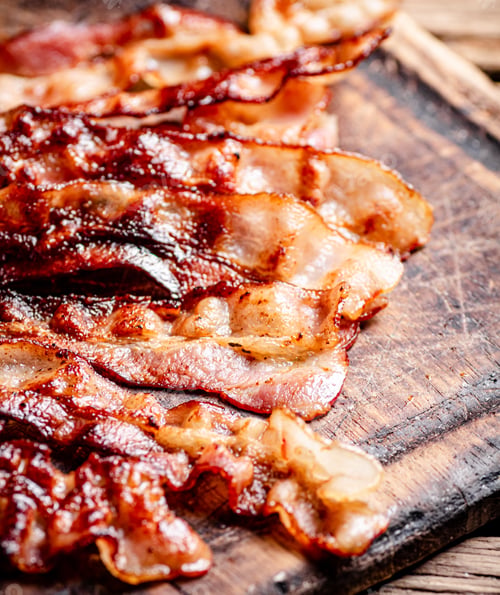 Preview: Fried bacon on a cutting board.