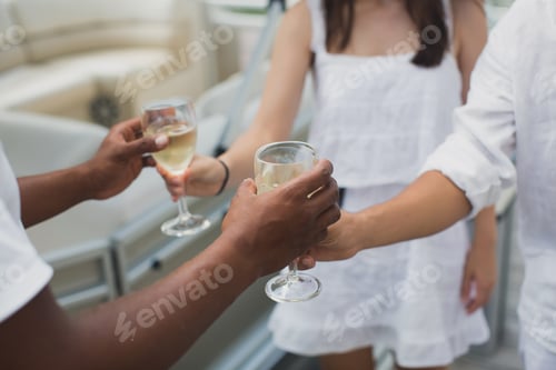 Visualização: O capitão do iate trata seus convidados com uma taça de champanhe