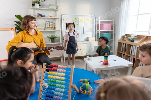 Visualização: Professora jovem caucasiana tocando violão com estudantes na escola.