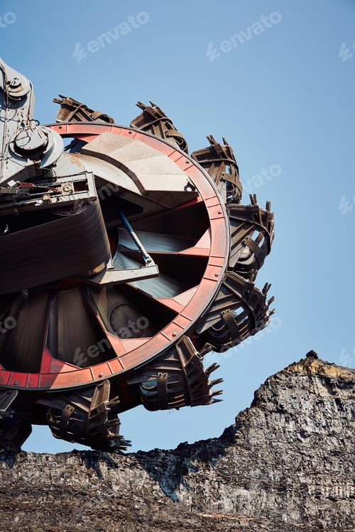 Preview: Huge mining machine
