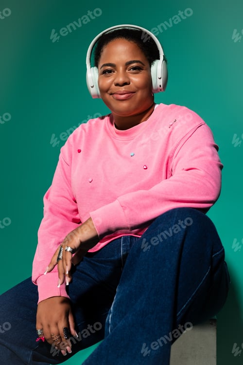 Preview: Plus-size African American woman modeling trendy autumn fashion in a studio