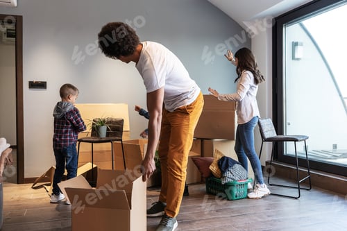 Preview: Moving house family