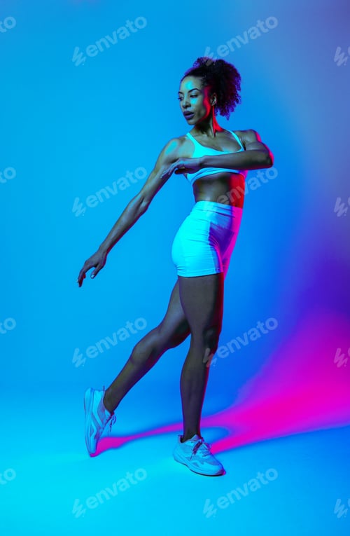 Preview: Sportive black hispanic woman wearing sportswear training