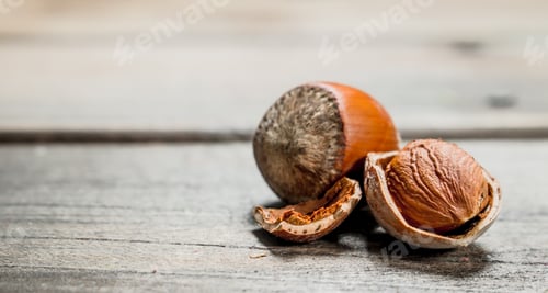 Preview: Hazelnut with shell .