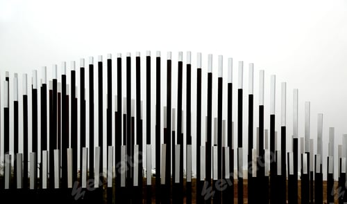 Preview: Large sculpture composed of an arrangement of tubes on a bright white room