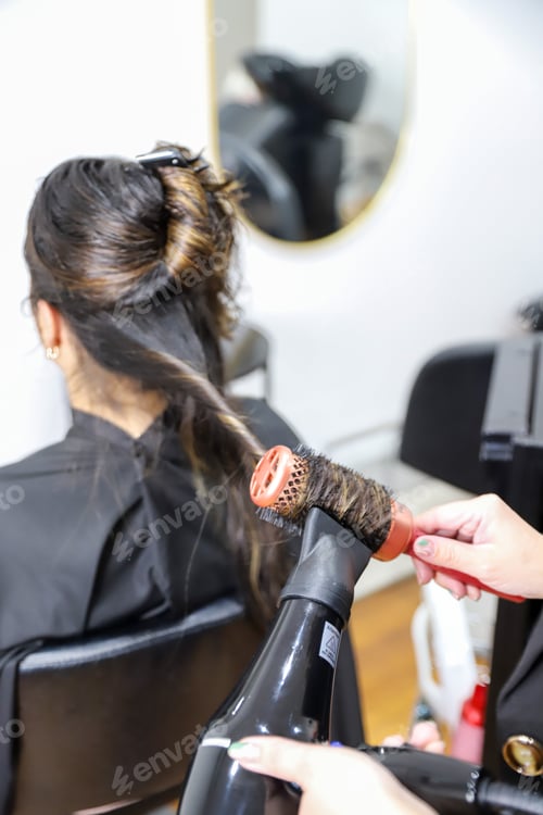 Preview: At hairdressers