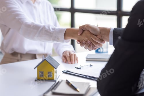 Preview: Handshake Real estate brokerage agent Deliver a sample of a model house to the customer, mortgage lo
