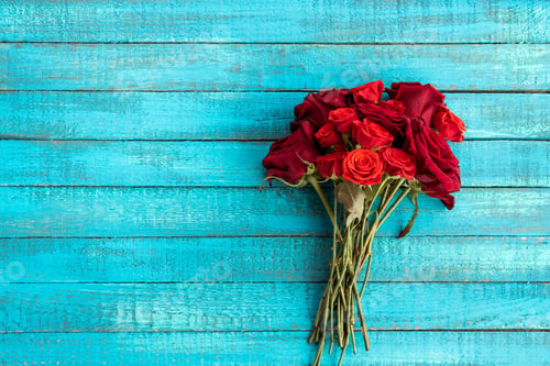 Preview: Top view of roses bouquet on wooden table with copy space