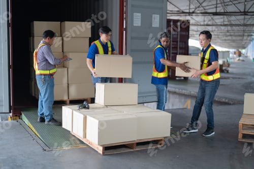 Preview: 4 men Warehouse worker open doors steel 40 feet container