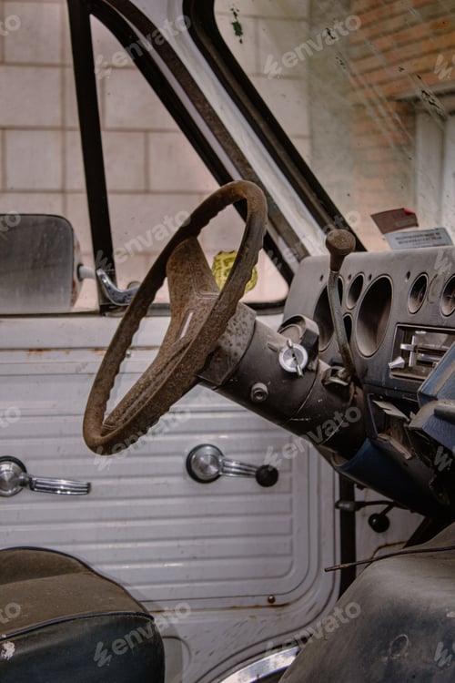 Preview: Vertical shot of the dashboard and steering wheel in an old car, side photo