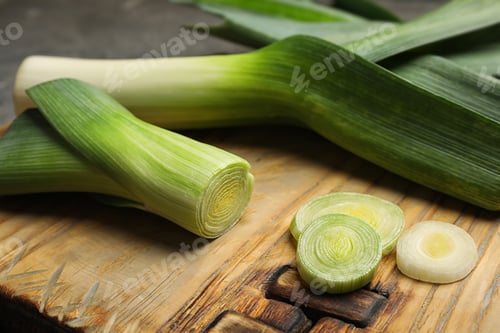 Preview: Fresh raw leek on cutting board, closeup. Ripe onion