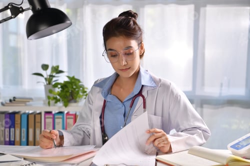 Preview: Portrait of Asian female doctor