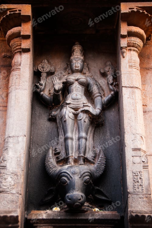 Preview: God statue and Details on the facade at Brihadeeswara Temple