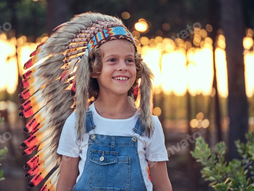 Preview: Smiling boy in Indian headwear