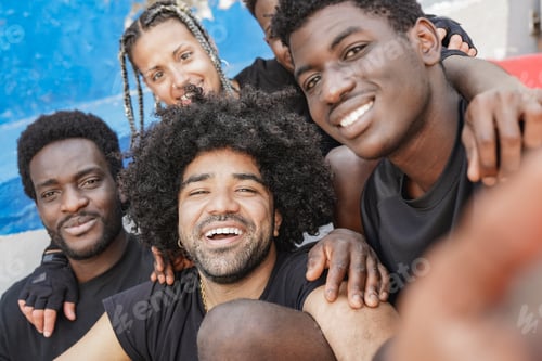 Preview: Group of multiracial friends taking a selfie outdoor - Young people looking on camera in the city