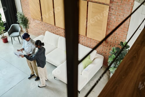 Aperçu: Two Coworkers Having Discussion