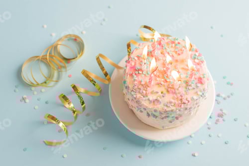 Visualização: Bolo festivo com velas sobre fundo azul, lantejoulas, serpentina, confetti. conceito de feriado