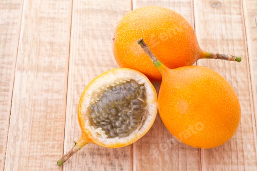 Preview: Passion fruit granadilla on the table - Passiflora ligularis