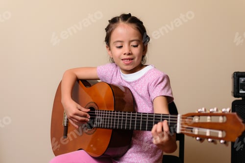 Visualização: Linda garota latina pratica música em seu violão