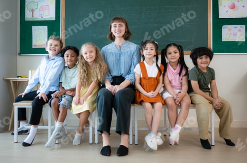 Visualização: Retrato de um professor e crianças em uma sala de aula onde as crianças têm prazer em aprender.