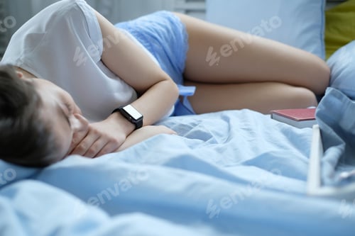 Preview: Girl in bed