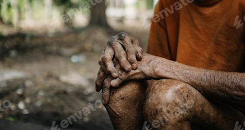 Preview: Close up of male wrinkled hands, old man is wearing skin disease and anxiety Copy space.